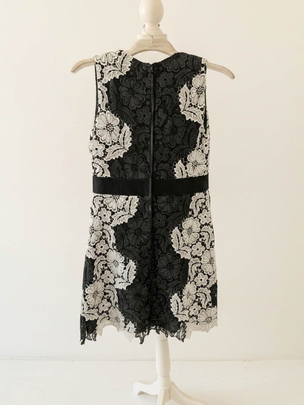Alice + Olivia Black and White Floral Lace V-Neck Mini Dress Womens Size 6. - Picture 7 of 16
